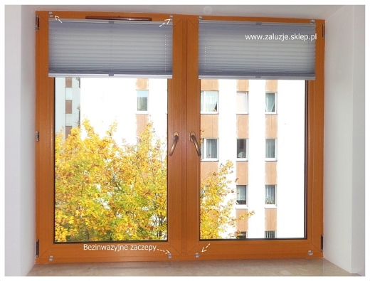 Dzięki bezinwazyjnym zaczepom nakładanym na ramę okienną możesz zamontować plisy bez konieczności przykręcania ich do listwy przyszybowej.